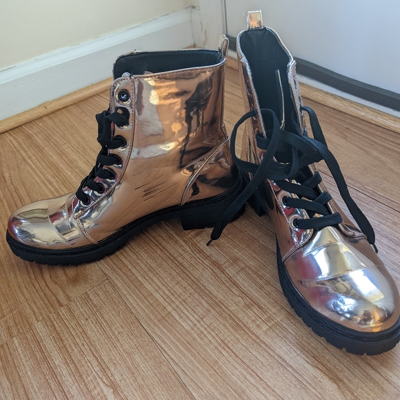 Matellic Boots - Picture 4 of 7